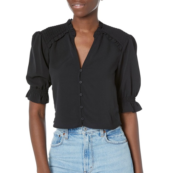 French Connection Tops - BNWT 🥀 French Connection Half-Sleeve Crepe Light Cropped Top